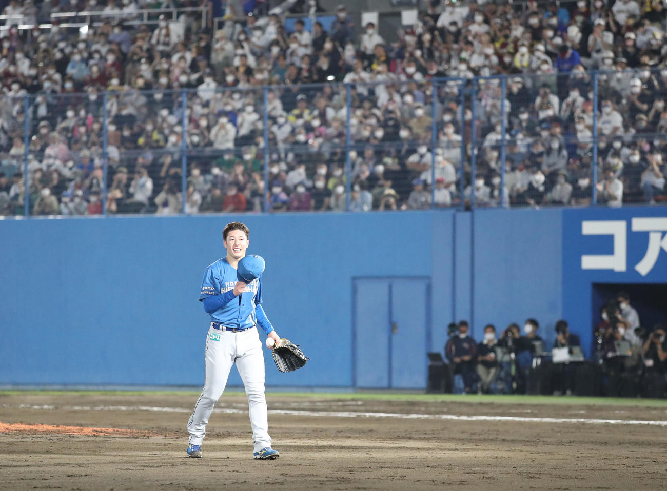 楽天対日本ハム　5回途中で降板する日本ハム吉田にスタンド応援席のファンから大きな拍手が送られる（撮影・佐藤翔太）