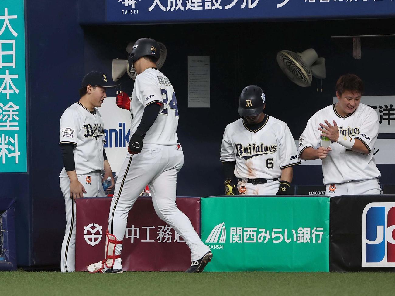 オリックス対ソフトバンク　7回裏オリックス無死、左越え勝ち越し本塁打を放った紅林弘太郎（右から3人目）を出迎える宮城大弥（左）だったが、一度スルーする（撮影・上田博志）