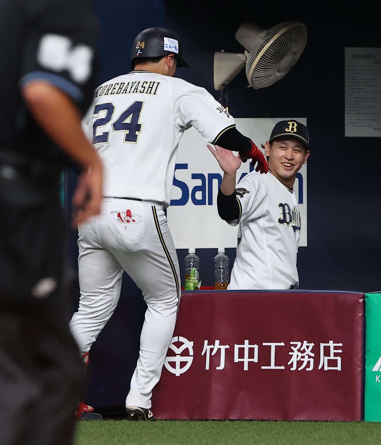 オリックス対ソフトバンク　7回裏オリックス無死、左越え勝ち越し本塁打を放った紅林（左）を笑顔で出迎える宮城（撮影・上田博志）