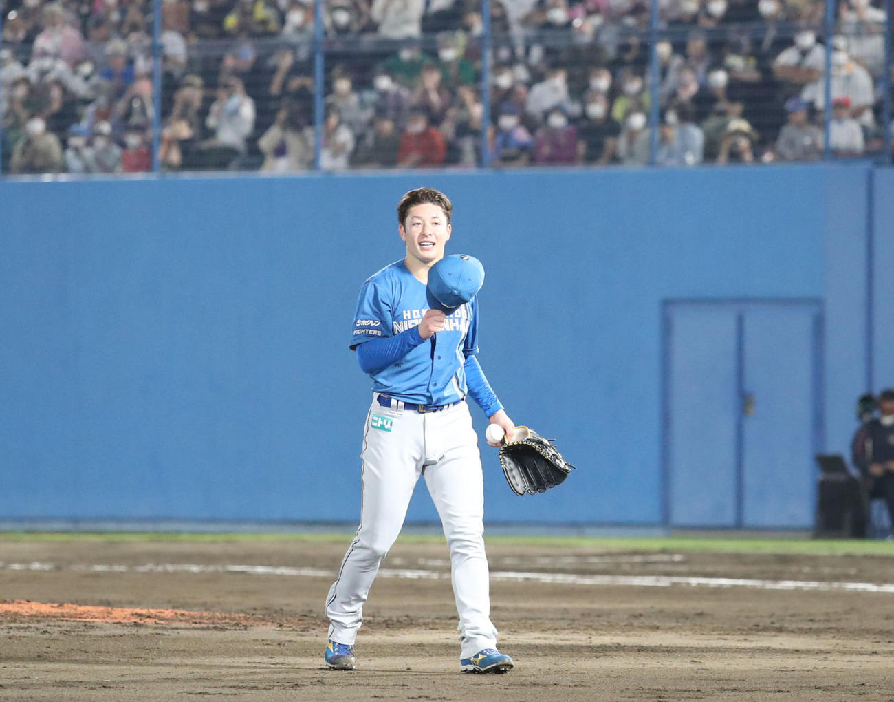 5回途中で降板する日本ハム吉田輝星にスタンド応援席のファンから大きな拍手が送られる（撮影・佐藤翔太）