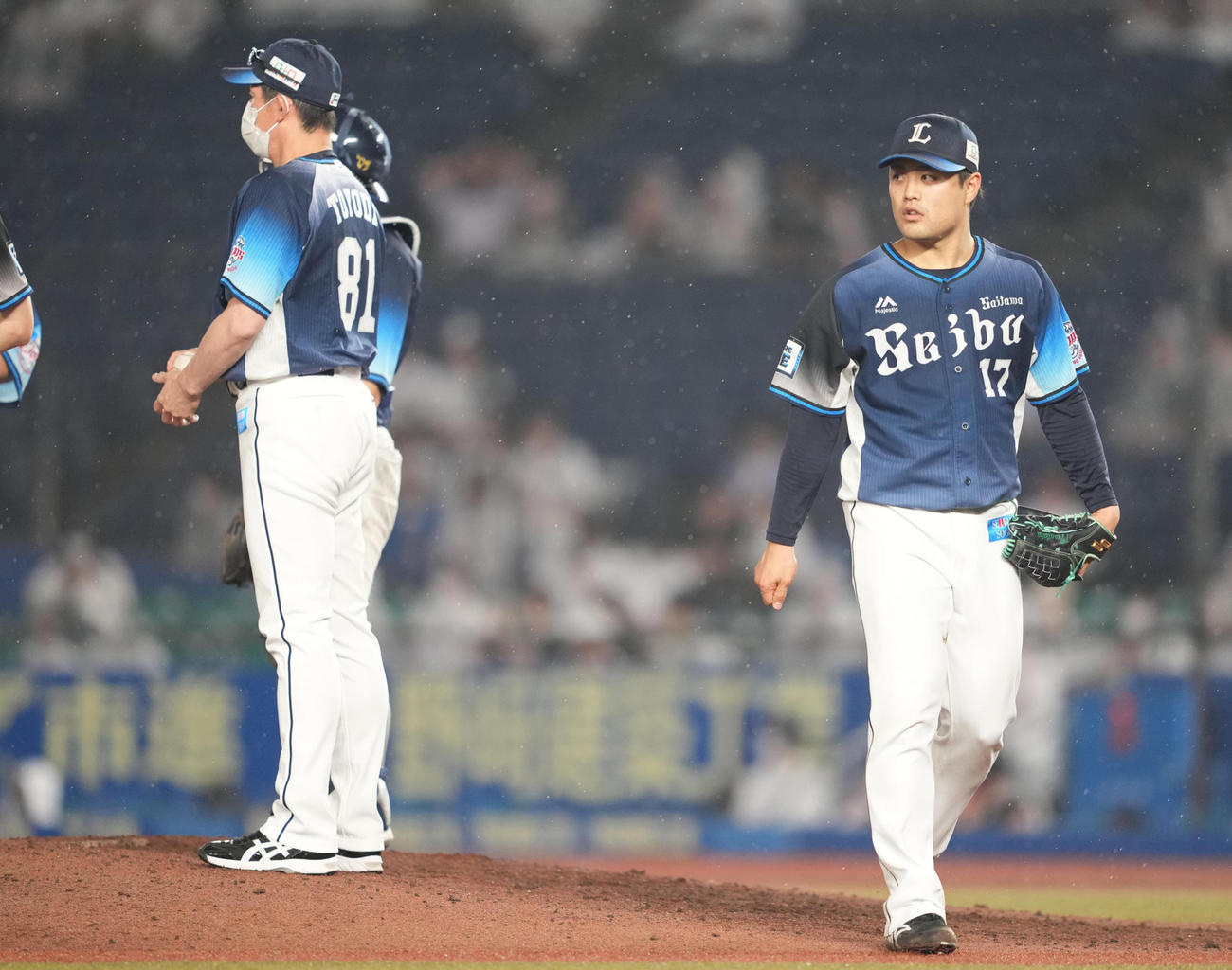 8回裏ロッテ2死、荻野にこの日初安打の左二塁打を浴びた後、降板する松本（右）（撮影・鈴木みどり）