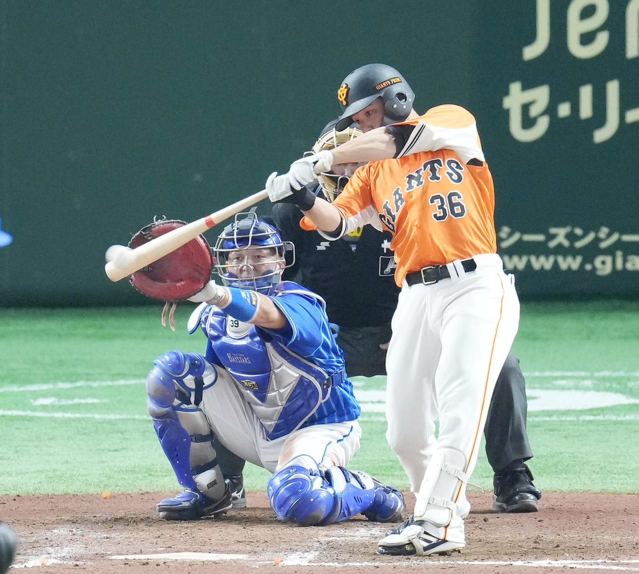 巨人対DeNA 7回裏巨人無死、右二塁打を放つ石川（撮影・菅敏）