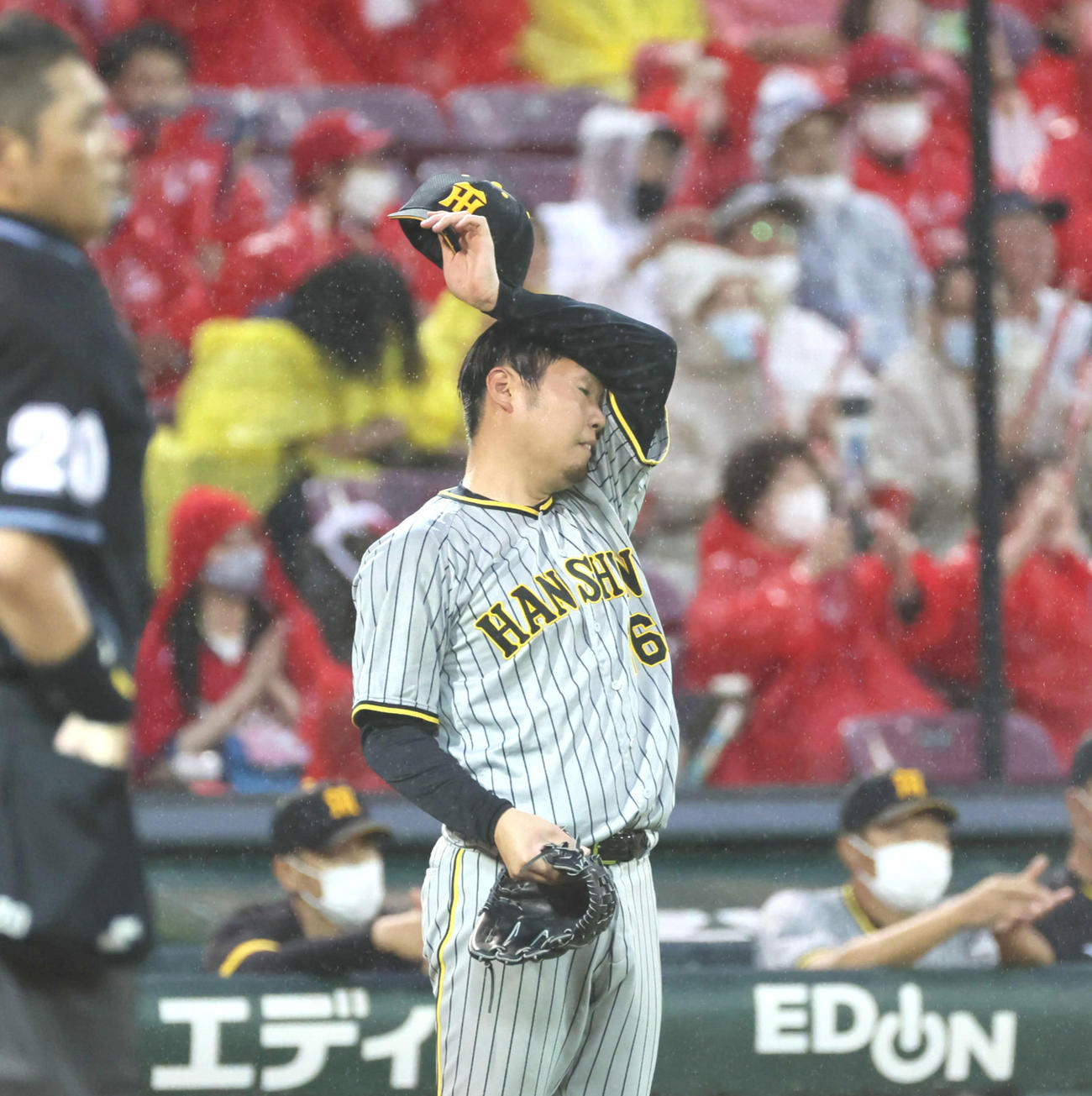 5回裏広島二死一塁、菊池涼に中越え適時打を浴びた西勇輝（撮影・加藤孝規）