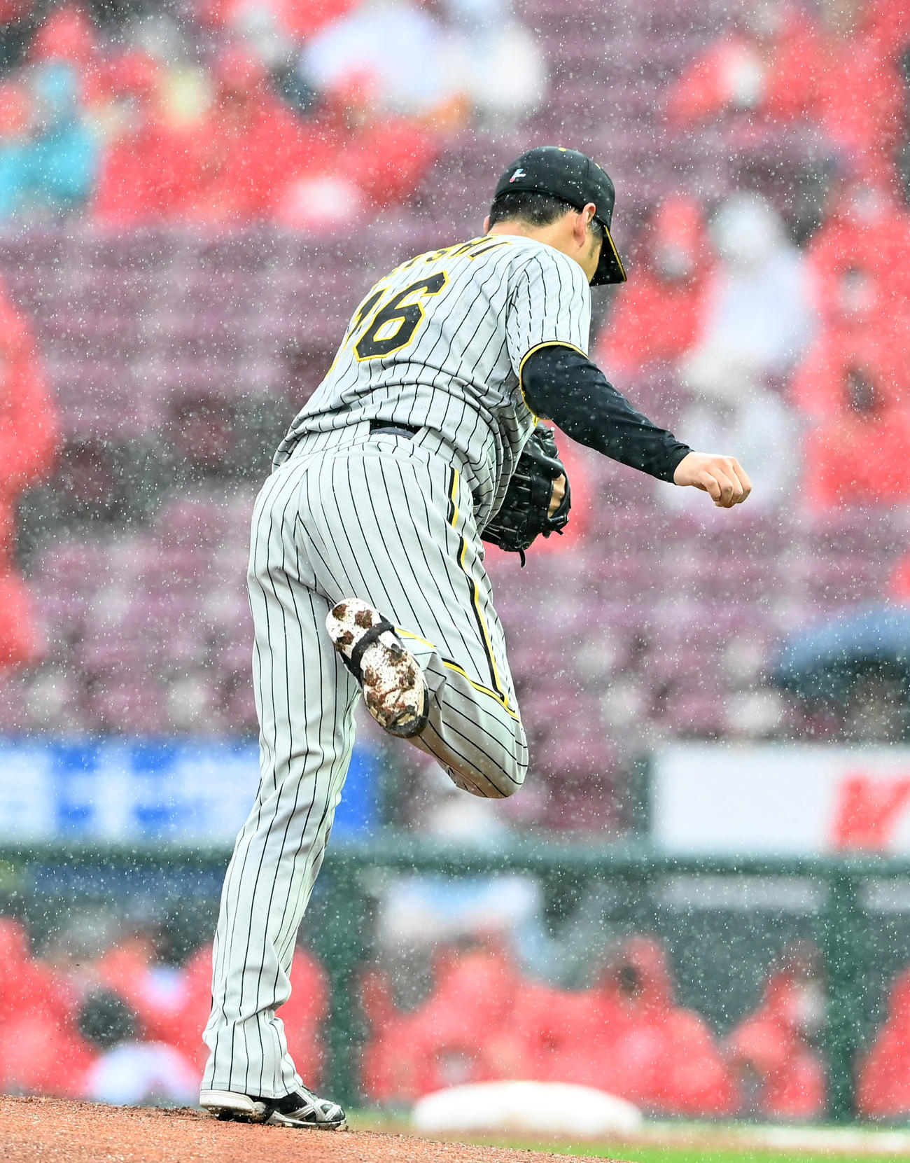 1回、投球後にバランスを崩す阪神先発の西勇輝（撮影・前岡正明）
