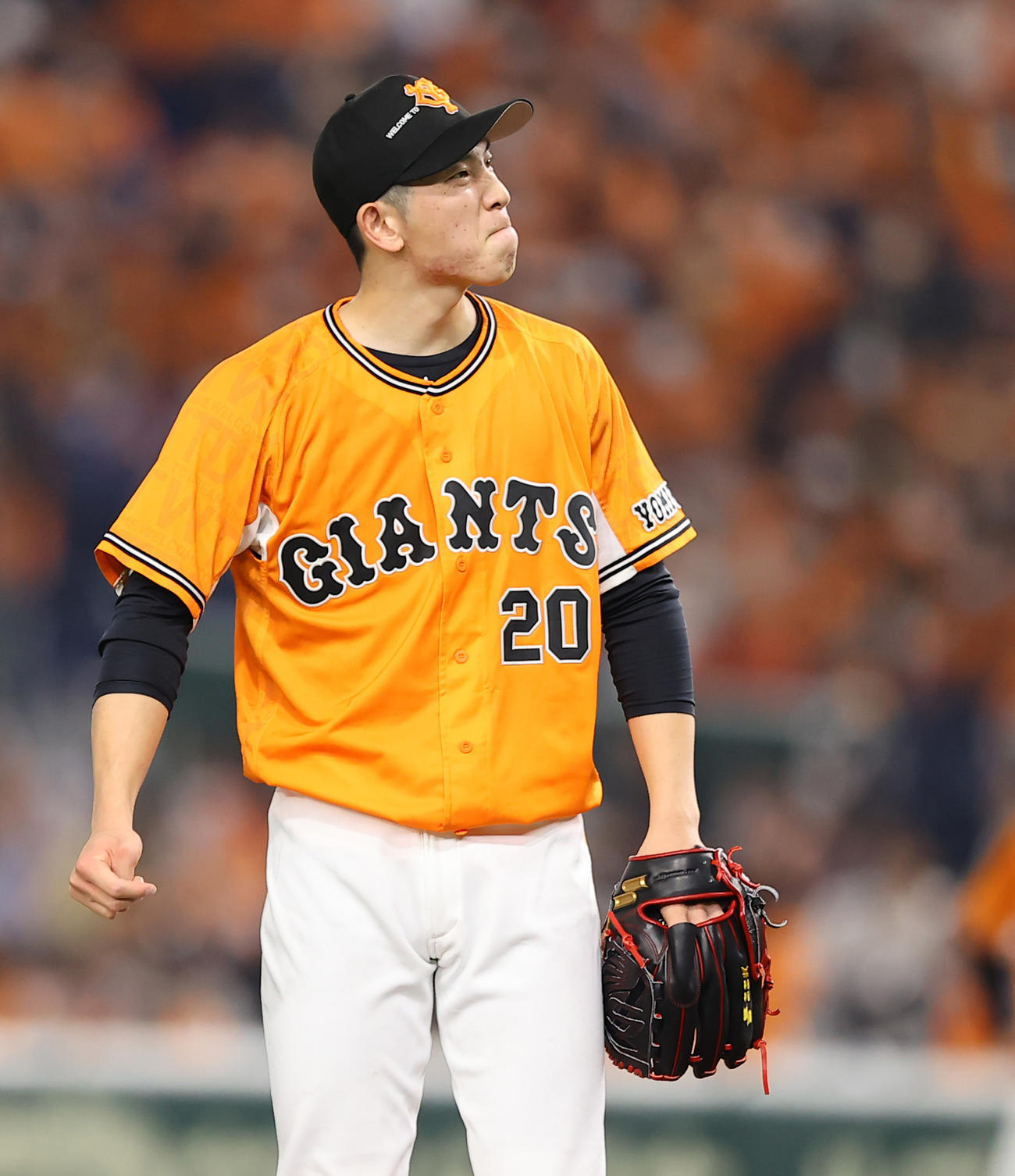巨人対DeNA 5回表巨人1死、ネフタリ・ソトに先制のソロ本塁打を浴び悔しげな戸郷（撮影・垰建太）