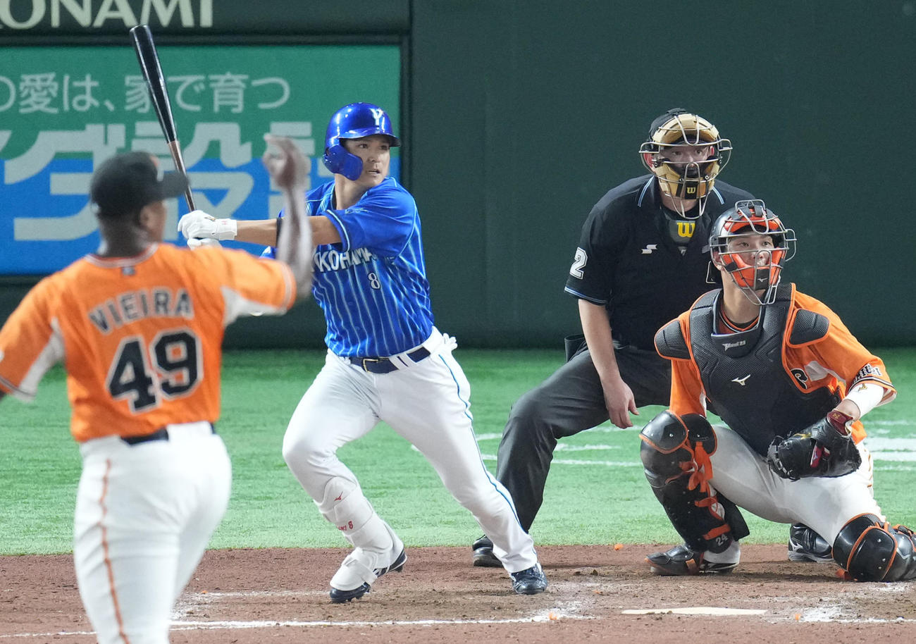 8回表DeNA2死満塁、左2点適時打を放つ神里和毅。投手ビエイラ（撮影・菅敏）