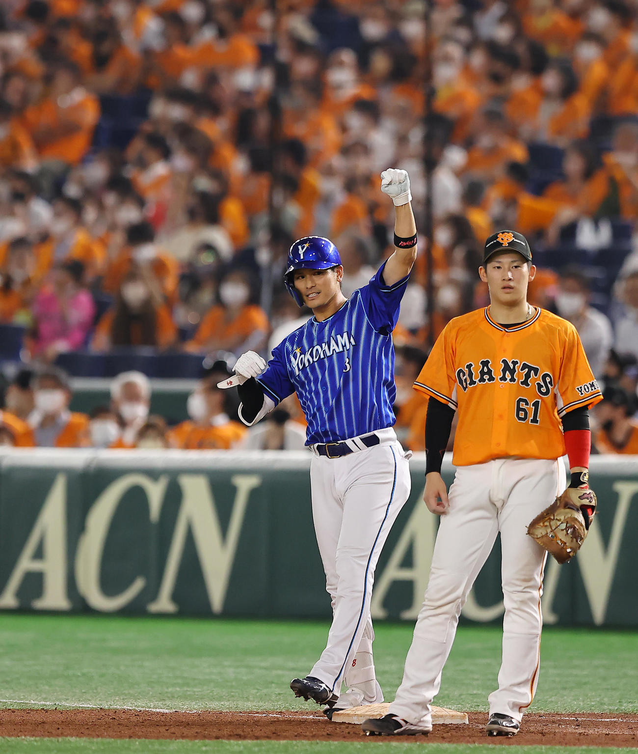 8回表DeNA2死満塁、2点適時打を放ち塁上でガッツポーズする神里。一塁手増田陸（撮影・垰建太）