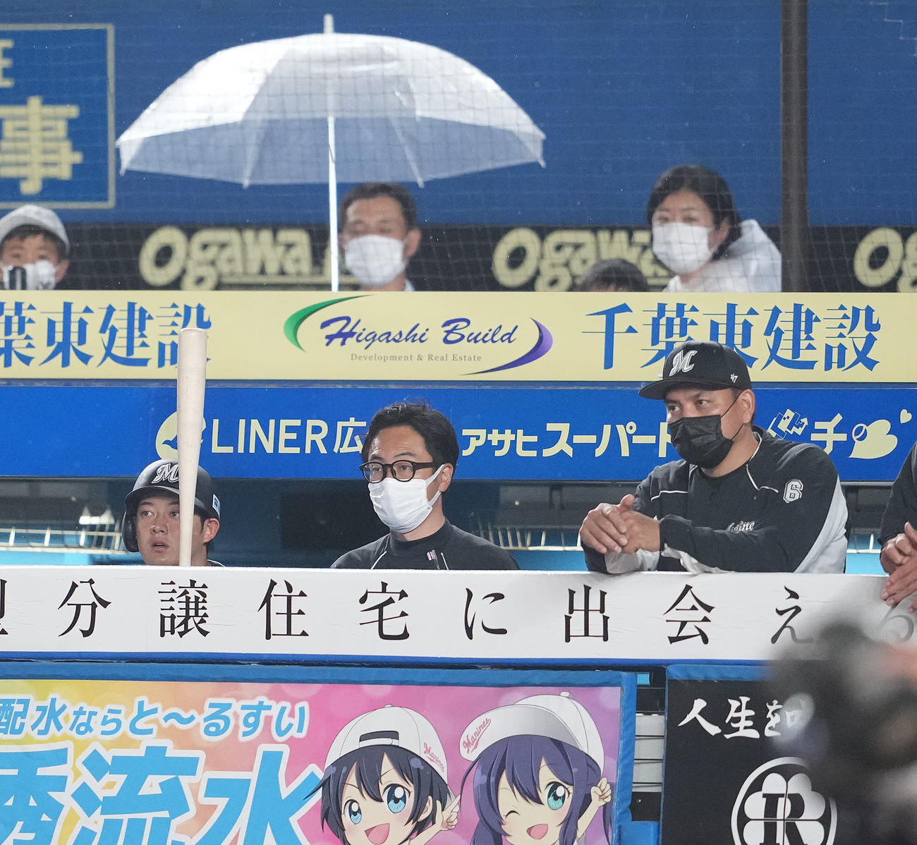 ロッテ対西武　ベンチで浮かない表情のロッテ井口監督（右）（撮影・鈴木みどり）