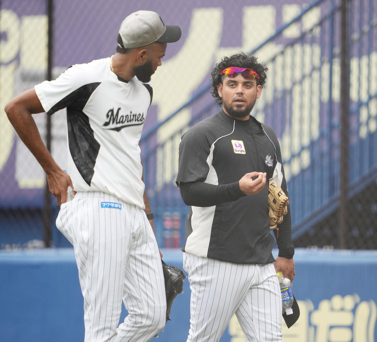 試合前練習で談笑するロッテ・オスナ（右）とゲレーロ（撮影・鈴木みどり）