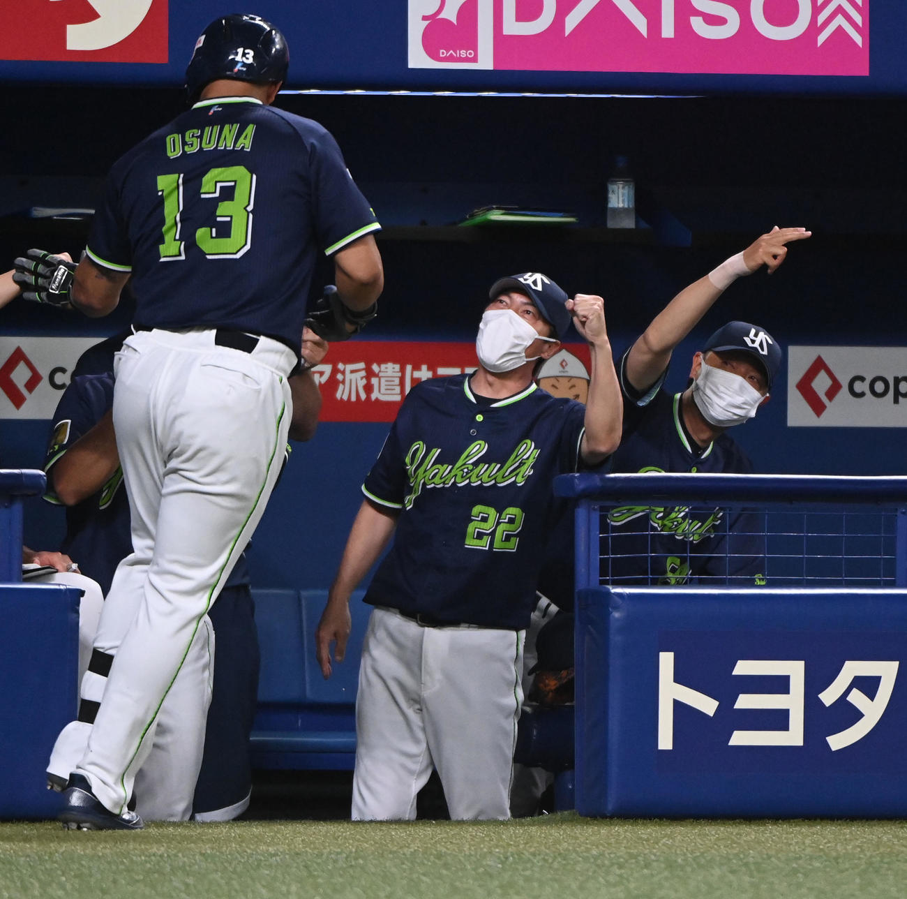 中日対ヤクルト　3回表ヤクルト無死、左越え本塁打を放ったオスナを迎える高津監督（撮影・森本幸一）