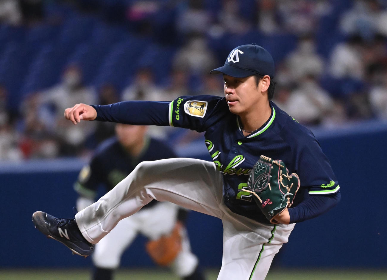 中日対ヤクルト　4回裏、力投するヤクルト先発の小川（撮影・森本幸一）