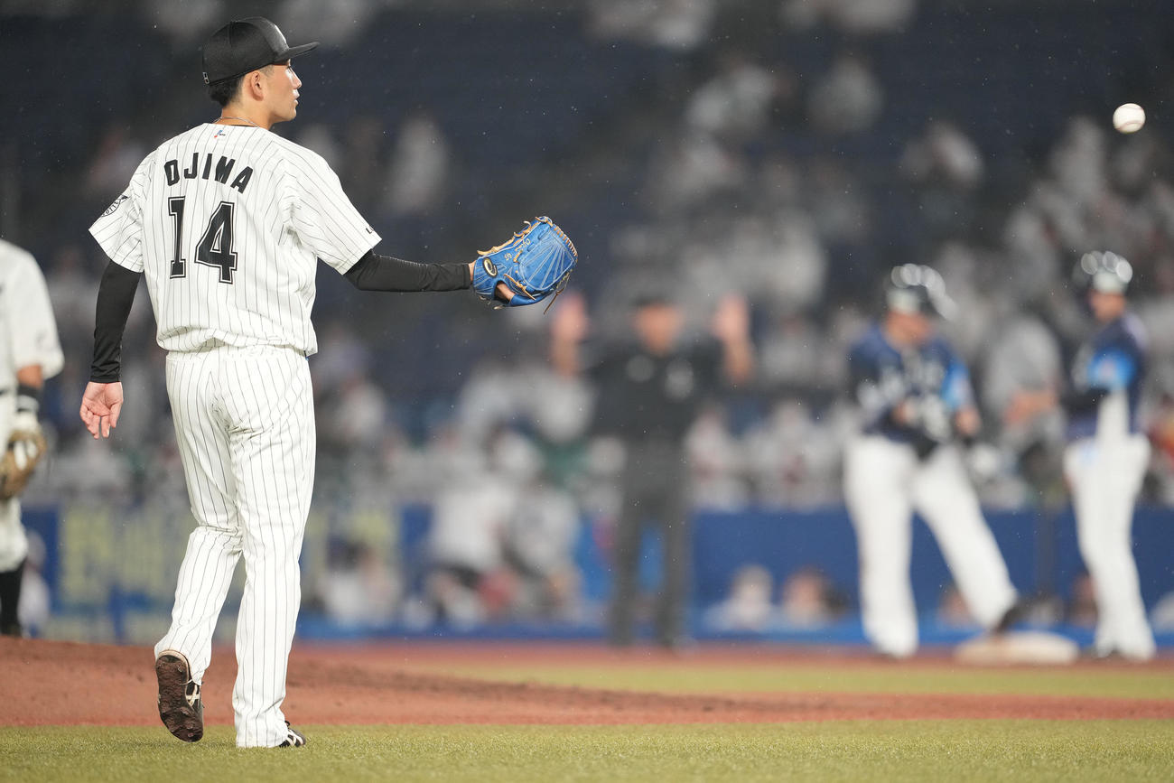 ロッテ対西武　7回表西武無死一、三塁、山川に先制の中前適時打を浴び浮かない表情の小島（撮影・鈴木みどり）