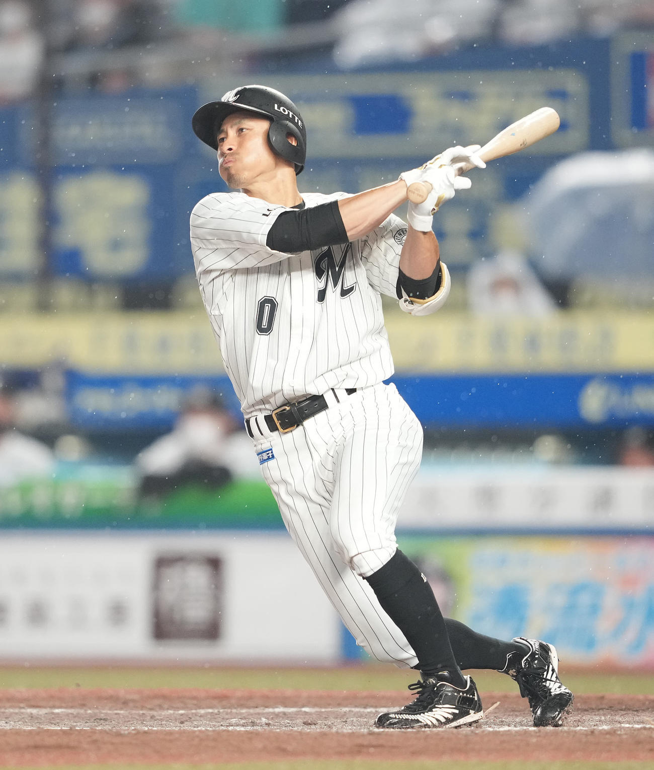ロッテ対西武　8回裏ロッテ2死、チーム初安打の左二塁打を放つ荻野（撮影・鈴木みどり）