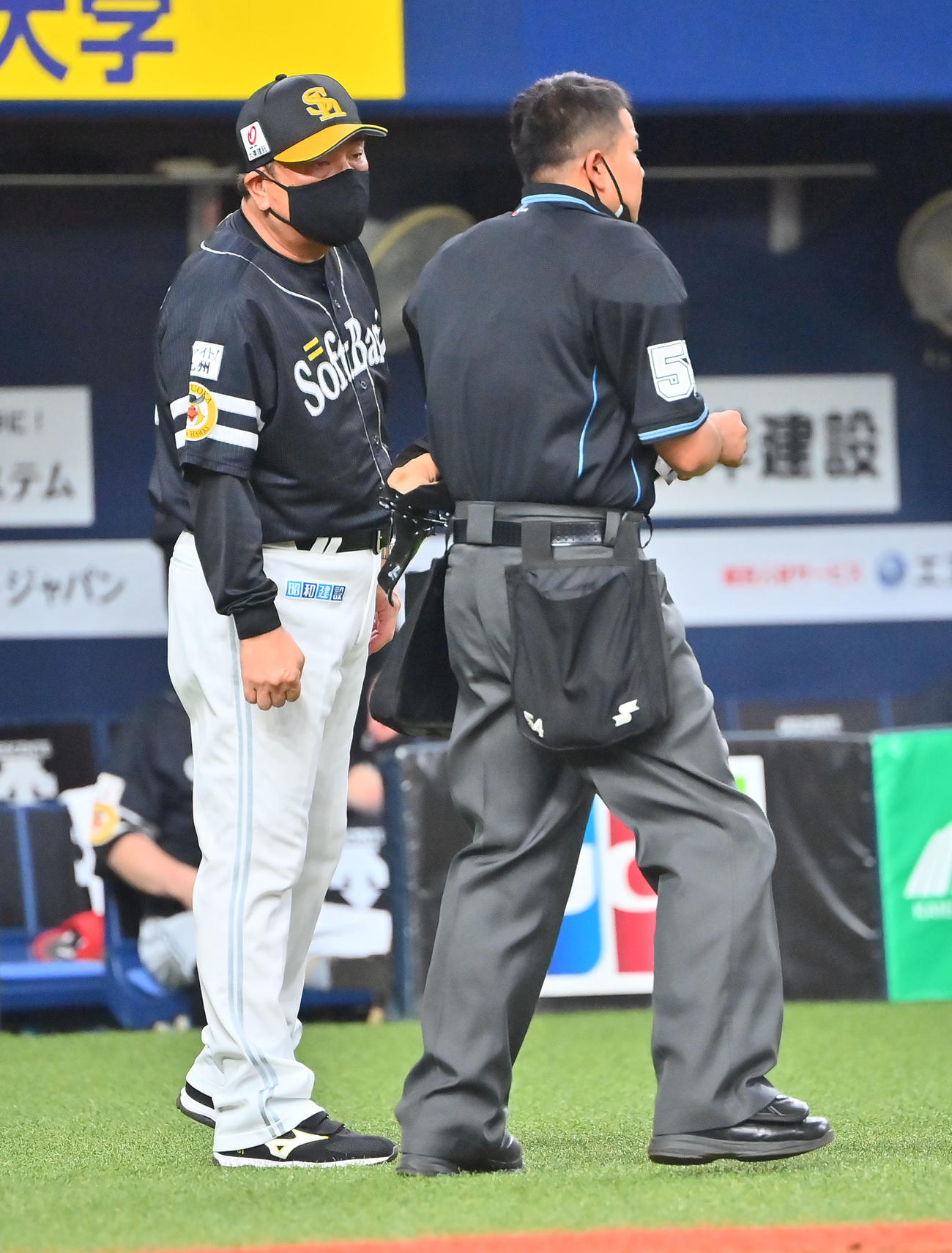 オリックス対ソフトバンク　7回裏、投手の交代を告げる藤本監督（撮影・和賀正仁）