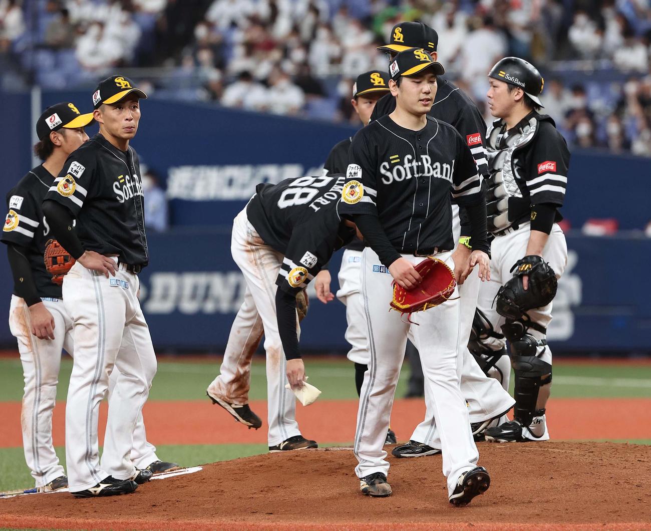 オリックス対ソフトバンク　石川柊太（右から2人目）は7回途中で降板する（撮影・上田博志）