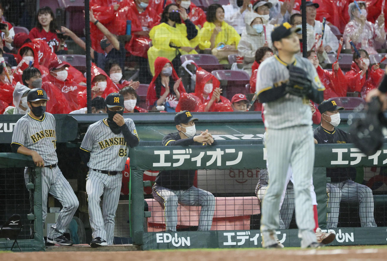 広島対阪神　5回裏広島二死一塁、菊池涼に中越え適時打を浴びた西勇（右）。中央は矢野監督（撮影・加藤孝規）