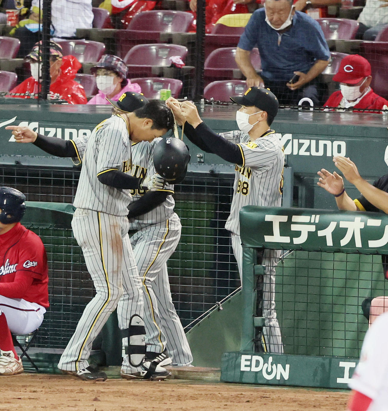 広島対阪神　7回表阪神1死一塁、矢野監督は左越え2点本塁打を放った大山にメダルをかける（撮影・加藤哉）