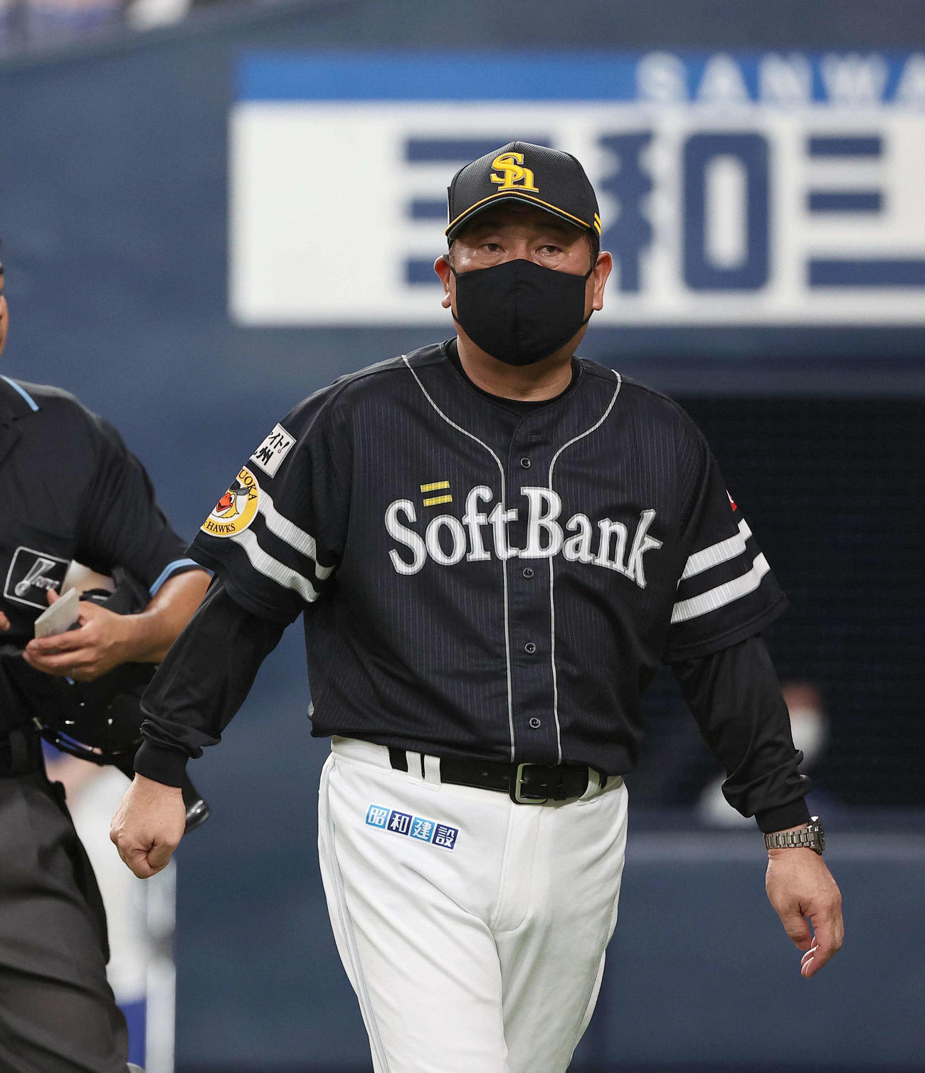 オリックス対ソフトバンク　選手交代を告げる藤本監督（撮影・上田博志）