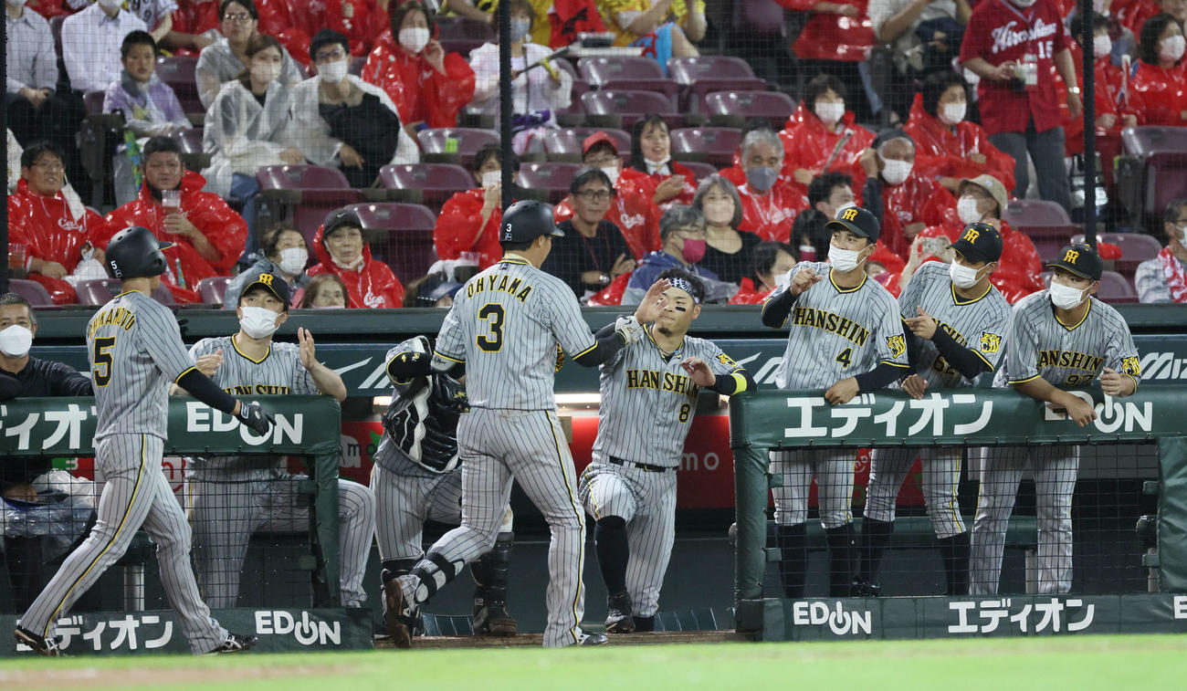 広島対阪神　7回表阪神1死一塁、左越え2点本塁打を放ち生還する大山（撮影・加藤孝規）