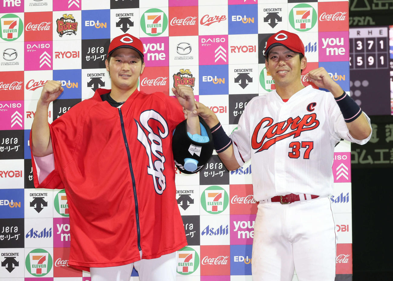 広島対阪神　お立ち台でポーズを決める床田（左）と野間（撮影・加藤孝規）