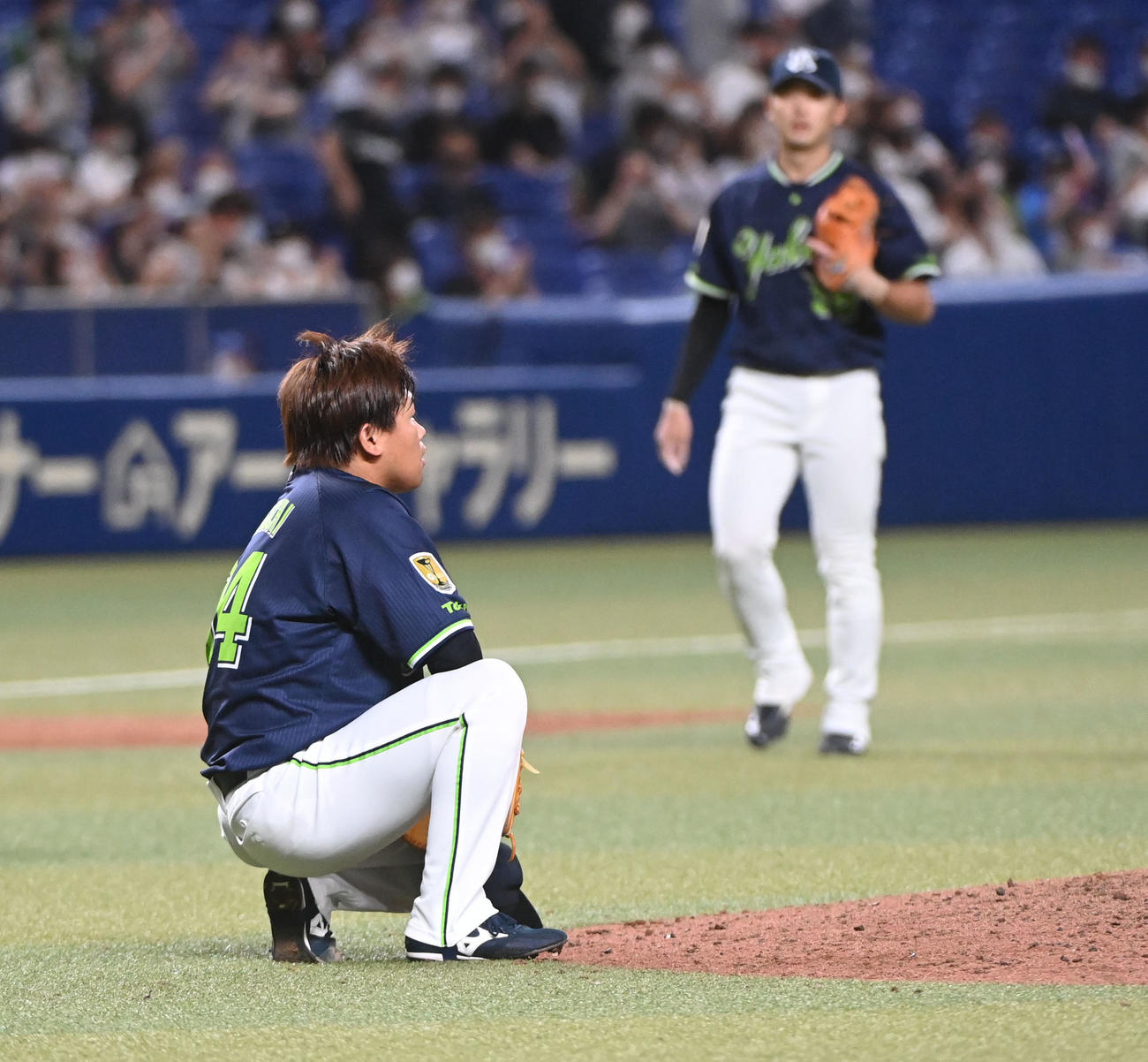 中日対ヤクルト　10回裏中日2死満塁、三ツ俣に左前サヨナラ打を打たれ、ひざをつく田口（撮影・森本幸一）