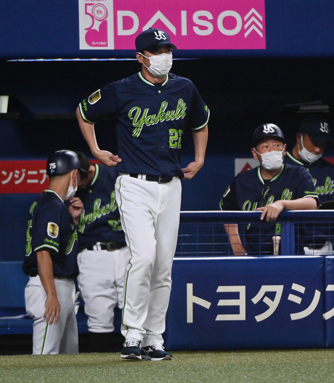 中日対ヤクルト　10回裏中日2死満塁、投手交代を告げる高津監督（撮影・森本幸一）