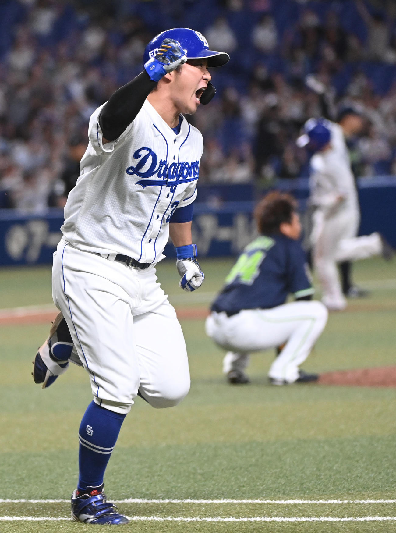 中日対ヤクルト　10回裏中日2死満塁、左前サヨナラ打を放ちほえる三ツ俣。奥は打たれた田口（撮影・森本幸一）