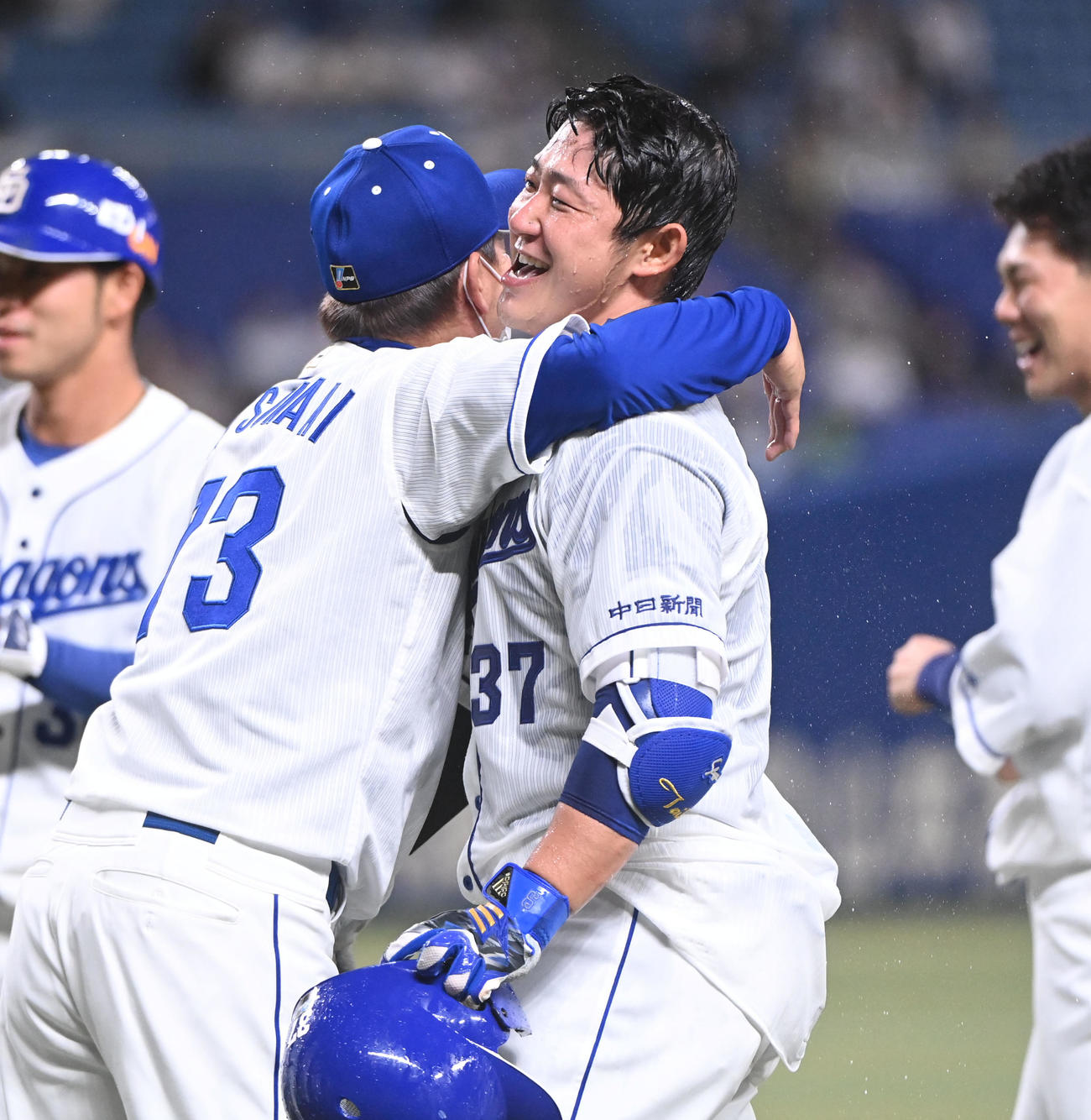 中日対ヤクルト　10回裏中日2死満塁、左前サヨナラ適時打を放ち立浪監督と抱き合う三ツ俣（右）（撮影・森本幸一）