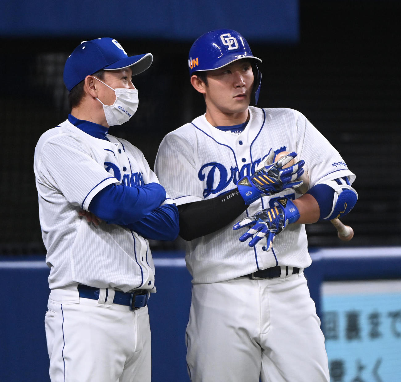 中日対ヤクルト　　10回裏中日2死満塁、打席に入る前、立浪監督と言葉を交わす三ツ俣（右）（撮影・森本幸一）