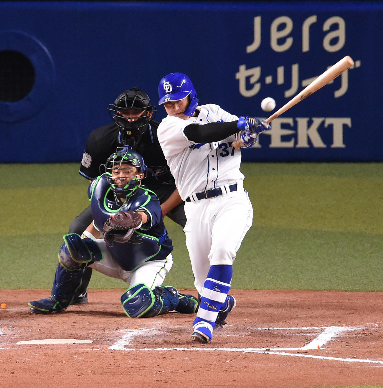 中日対ヤクルト　10回裏中日2死満塁、左前サヨナラ適時打を放つ三ツ俣（撮影・森本幸一）