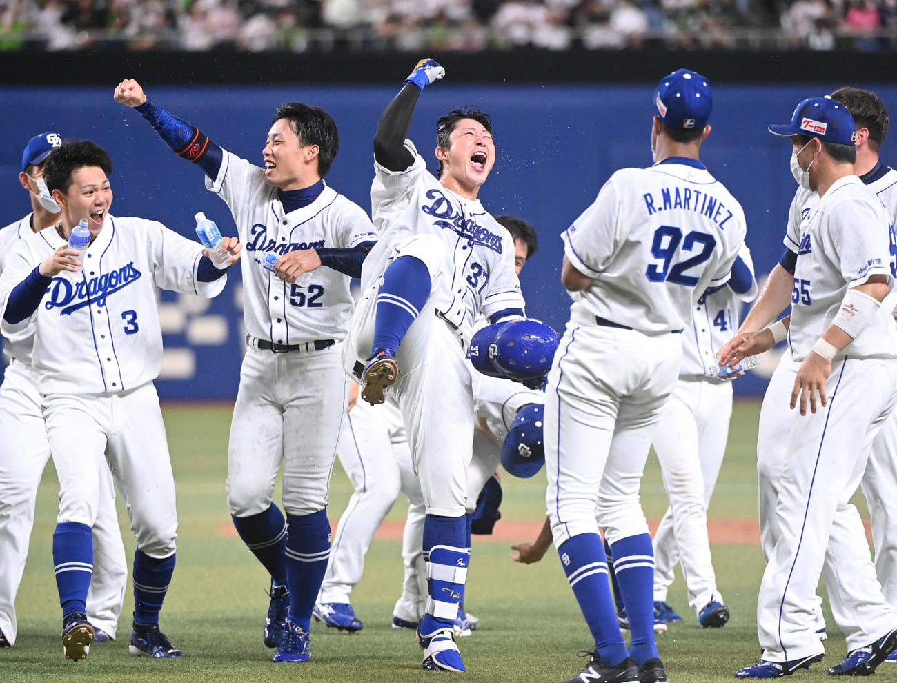 中日対ヤクルト　10回裏中日2死満塁、左前サヨナラ打を放ちほえる三ツ俣（37）（撮影・森本幸一）