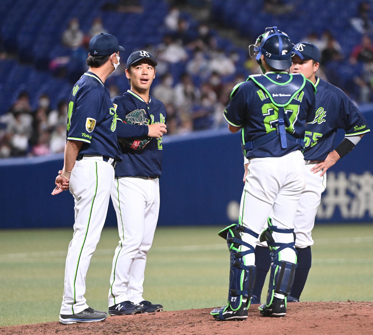 中日対ヤクルト　8回裏中日無死一、三塁、マウンドの小川（左から2人目）のもとに集まるヤクルトナイン（撮影・森本幸一）