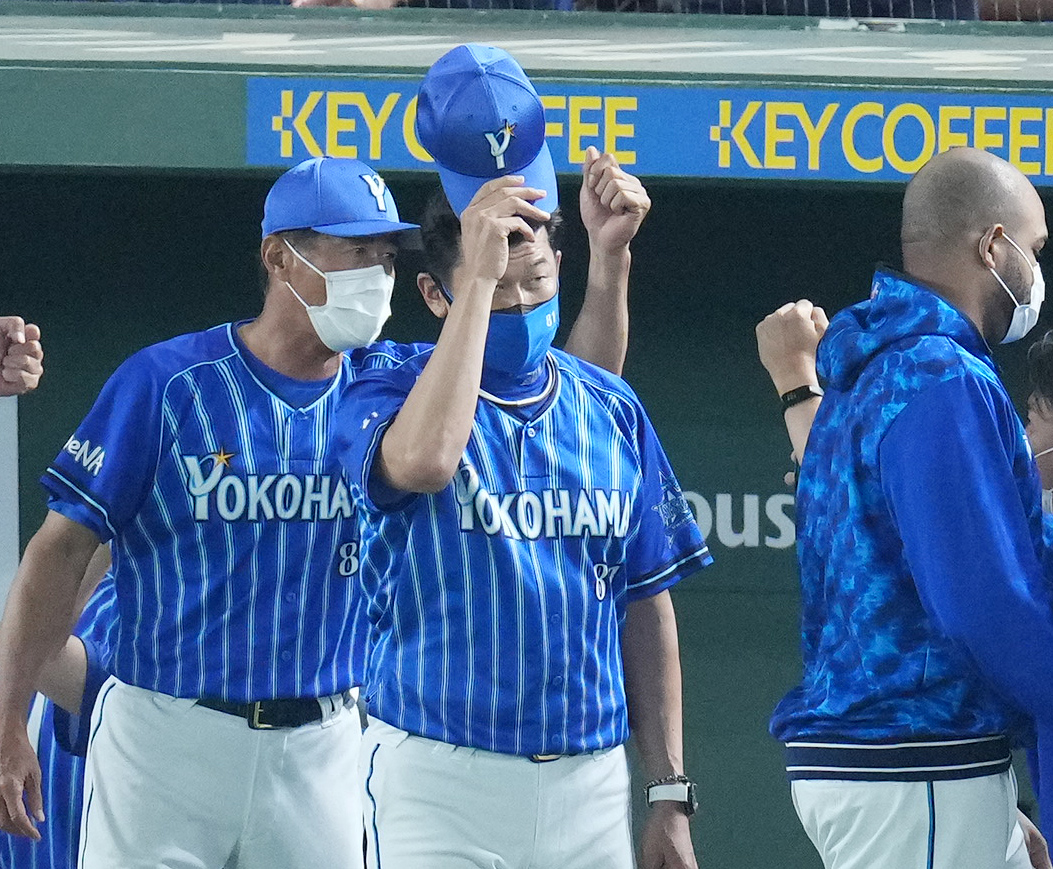 巨人に勝利し、スタンドのファンのあいさつするDeNA三浦監督（中央）（撮影・菅敏）