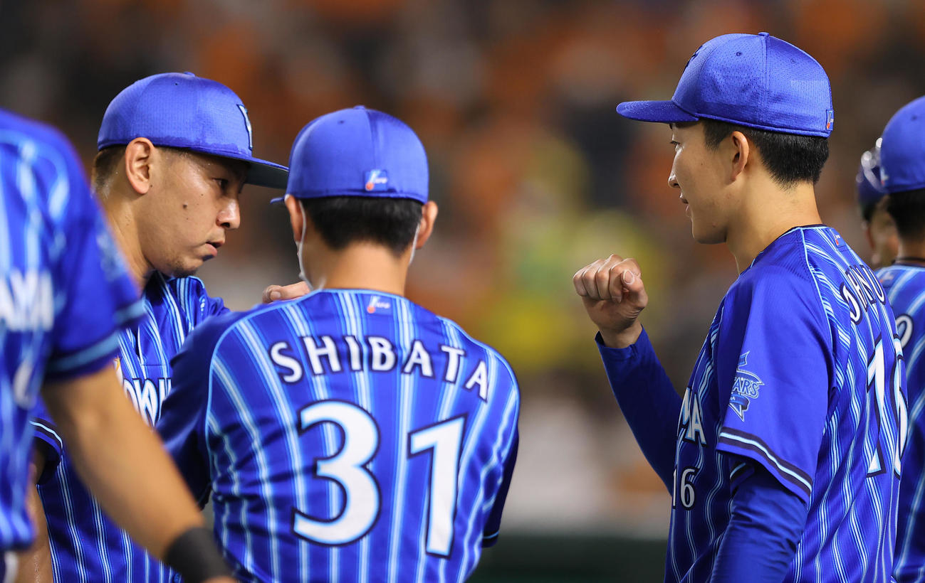 巨人対DeNA 6回裏巨人の後続を抑えたDeNA2番手田中健（左）を出迎える大貫（右）（撮影・垰建太）