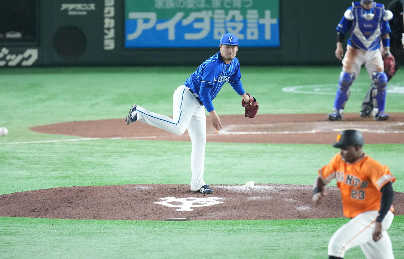 巨人対DeNA 8回裏巨人2死二塁、二塁にけん制する伊勢。手前は帰塁する二塁走者ポランコ（撮影・菅敏）