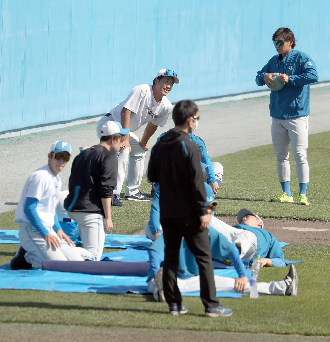 楽天対日本ハム　試合前、笑顔でストレッチをする日本ハム有薗（中央後方）（撮影・佐藤翔太）