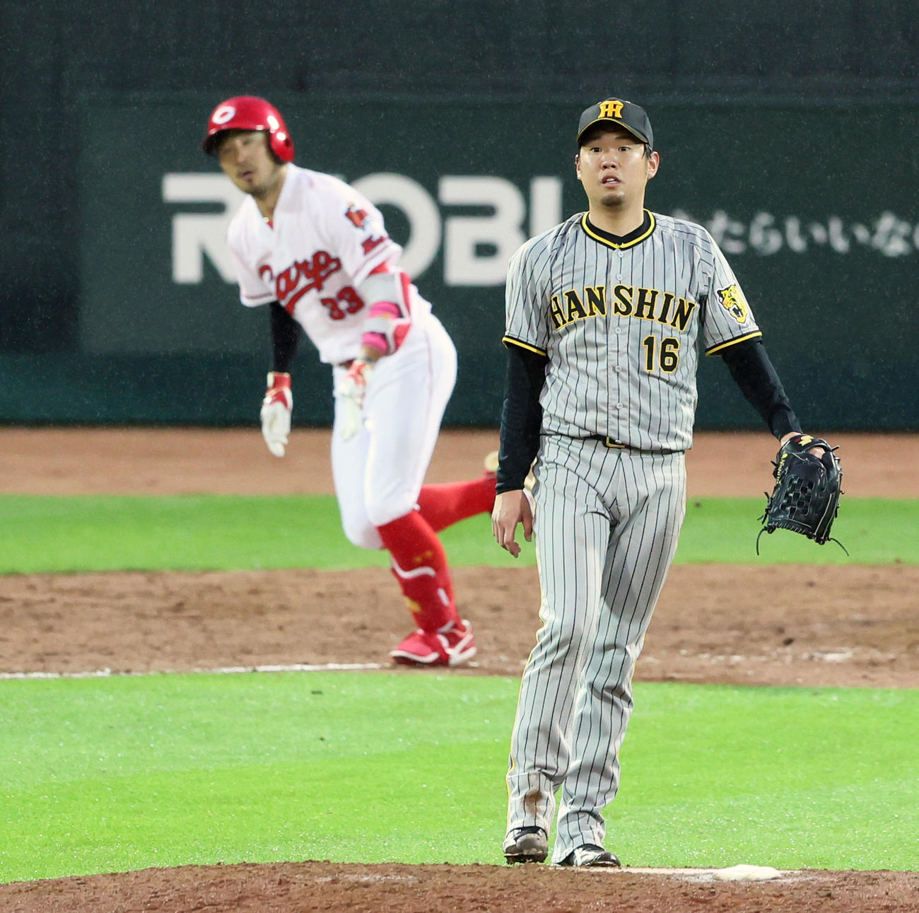 広島対阪神　5回裏広島2死一塁、西勇は菊池涼に中越え適時二塁打を打たれ失点（撮影・加藤哉）