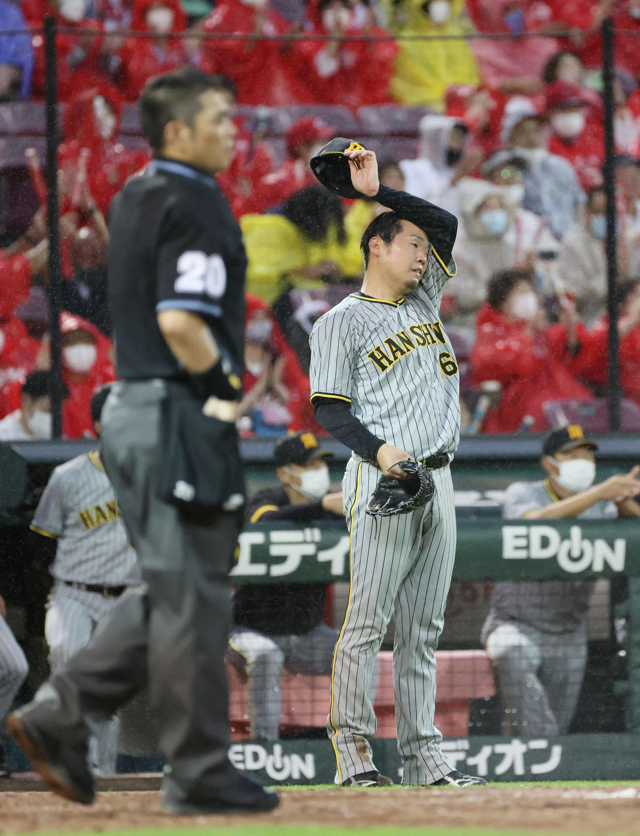 広島対阪神　5回裏広島2死一塁、菊池涼に中越え適時打を浴びた西勇。手前は白井球審（撮影・加藤孝規）