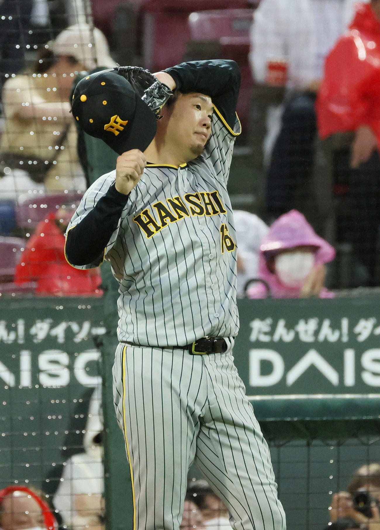広島対阪神　5回裏広島2死二、三塁、宇草に中前2点適時打を浴びた西勇（撮影・加藤孝規）