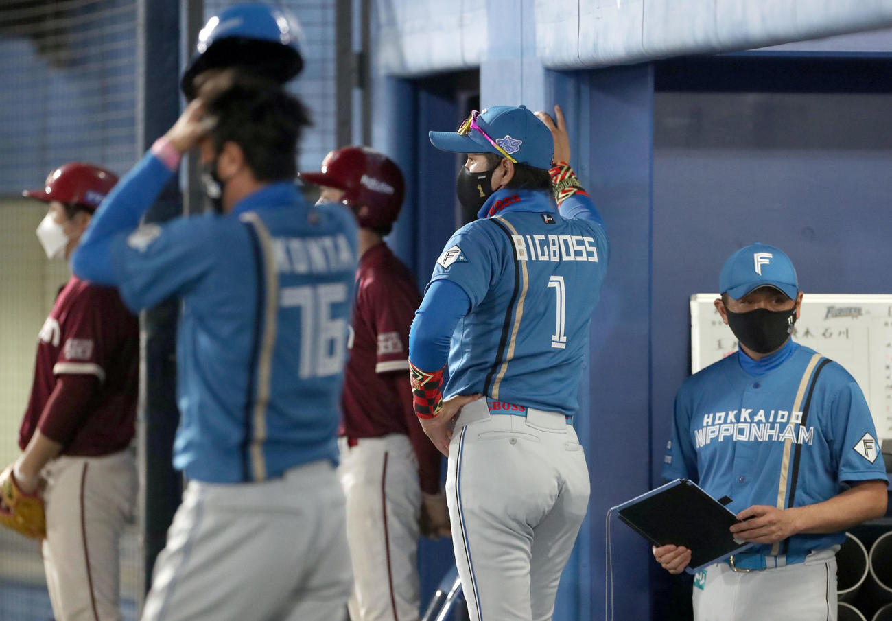 楽天対日本ハム　ベンチ前からグラウンドを見つめる日本ハム新庄監督（撮影・佐藤翔太）