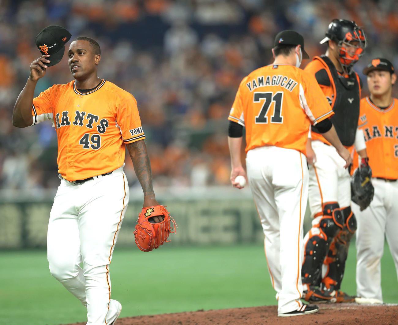 巨人対DeNA 8回表DeNA2死一、二塁、降板するビエイラ（撮影・河田真司）
