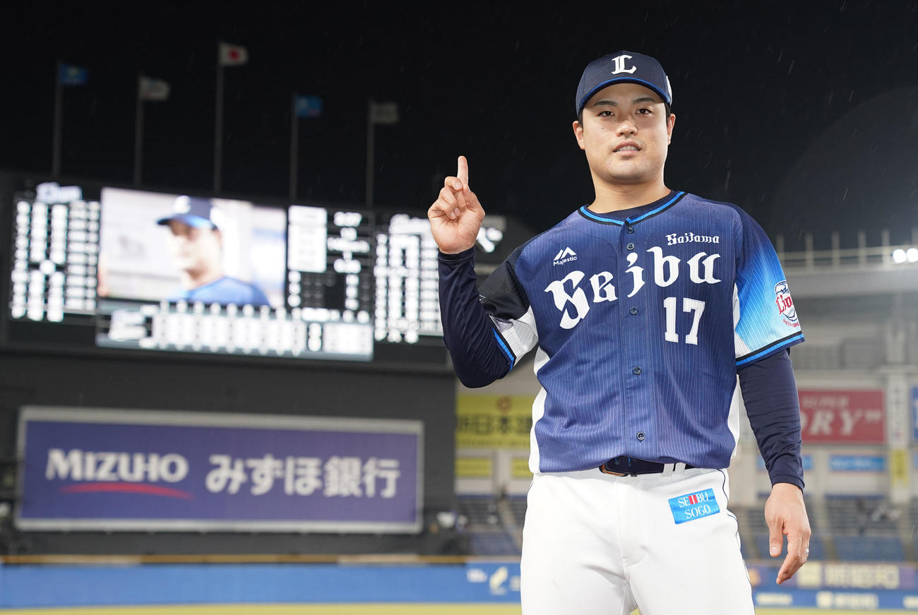 勝利投手の西武松本航は記念撮影（撮影・鈴木みどり）