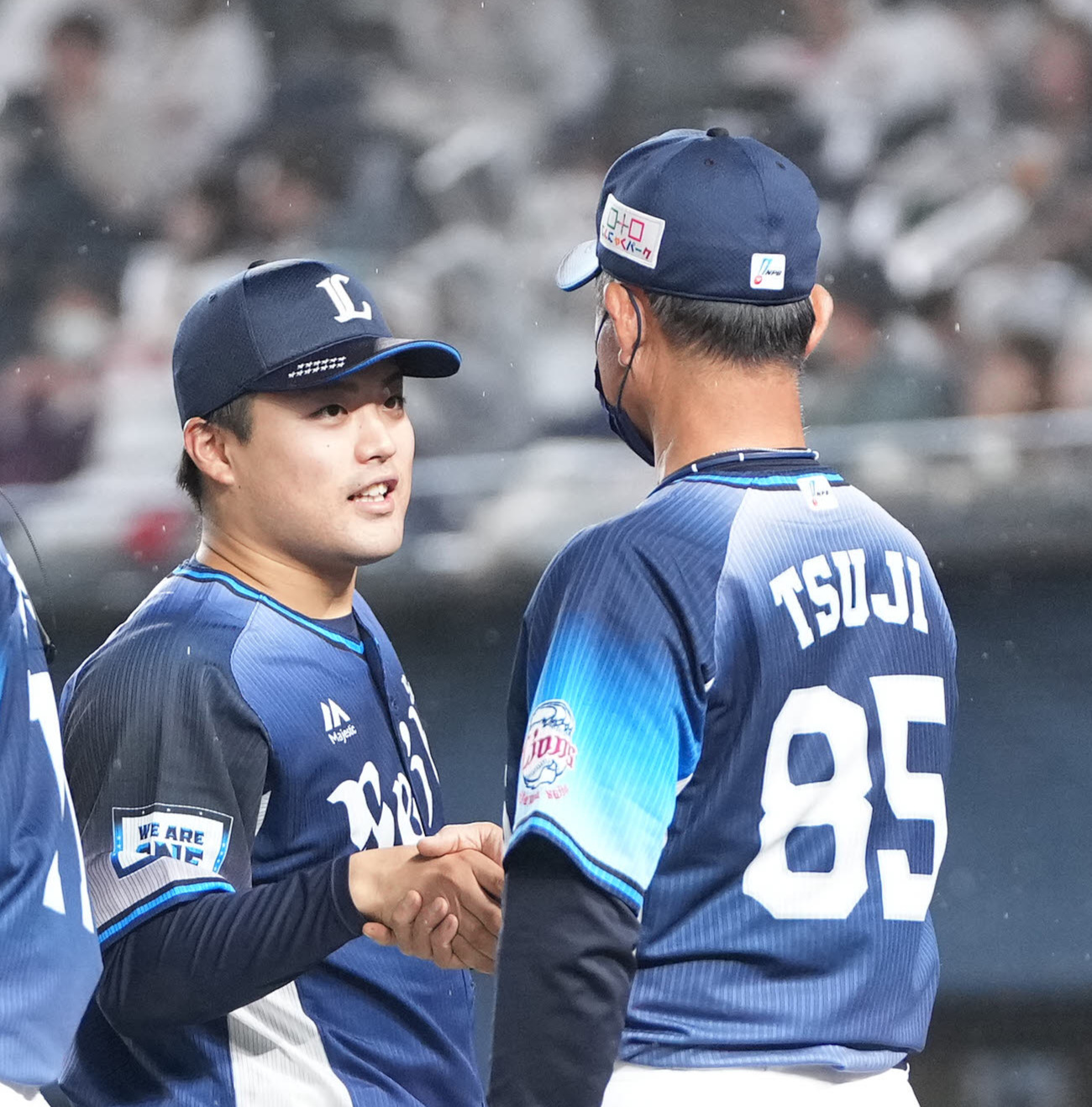勝利投手の西武松本航（左）は辻発彦監督と握手（撮影・鈴木みどり）
