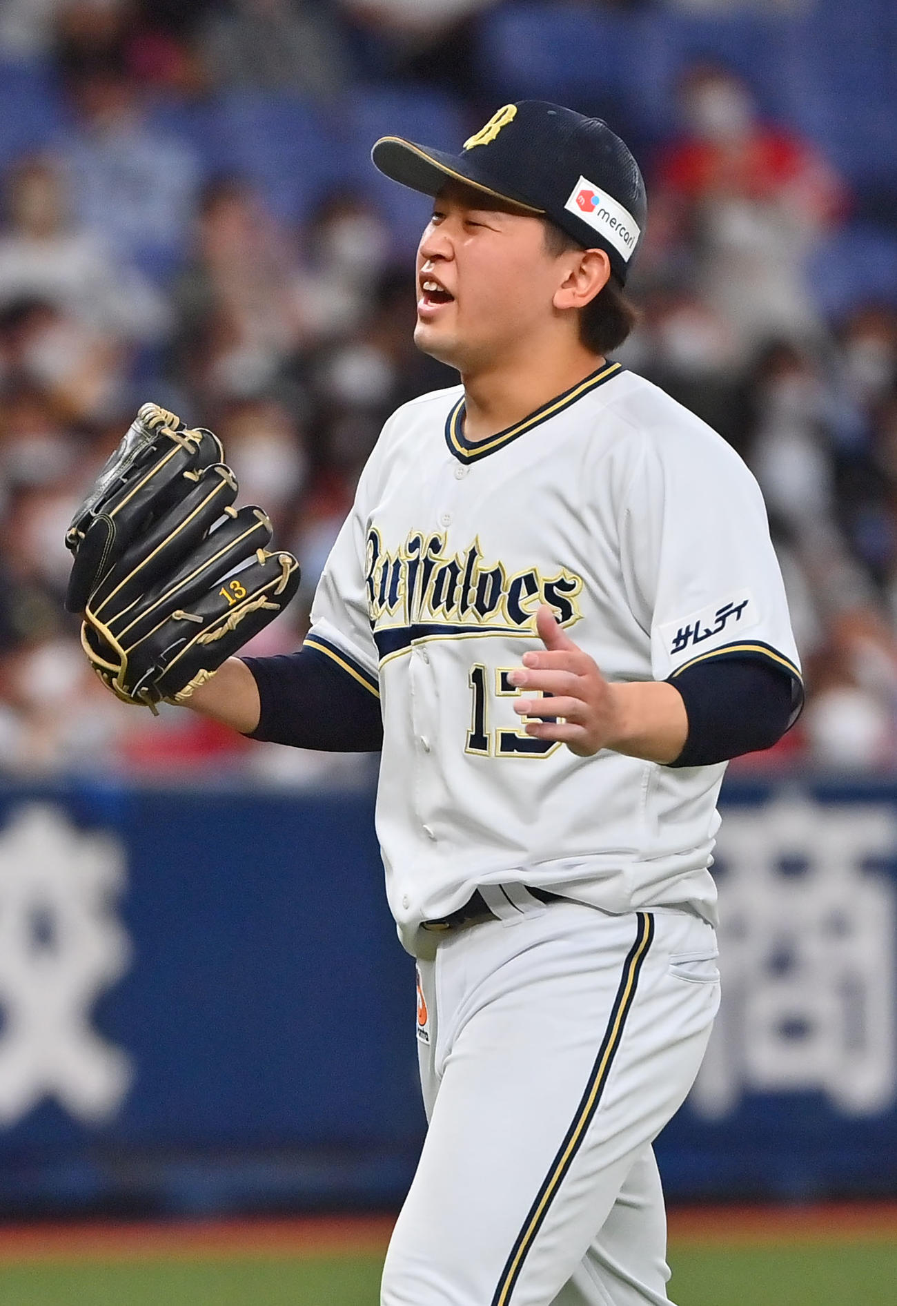 オリックス対ソフトバンク　6回表ソフトバンク2死三塁、デスパイネを中飛に打ち取り手を叩く宮城（撮影・和賀正仁）