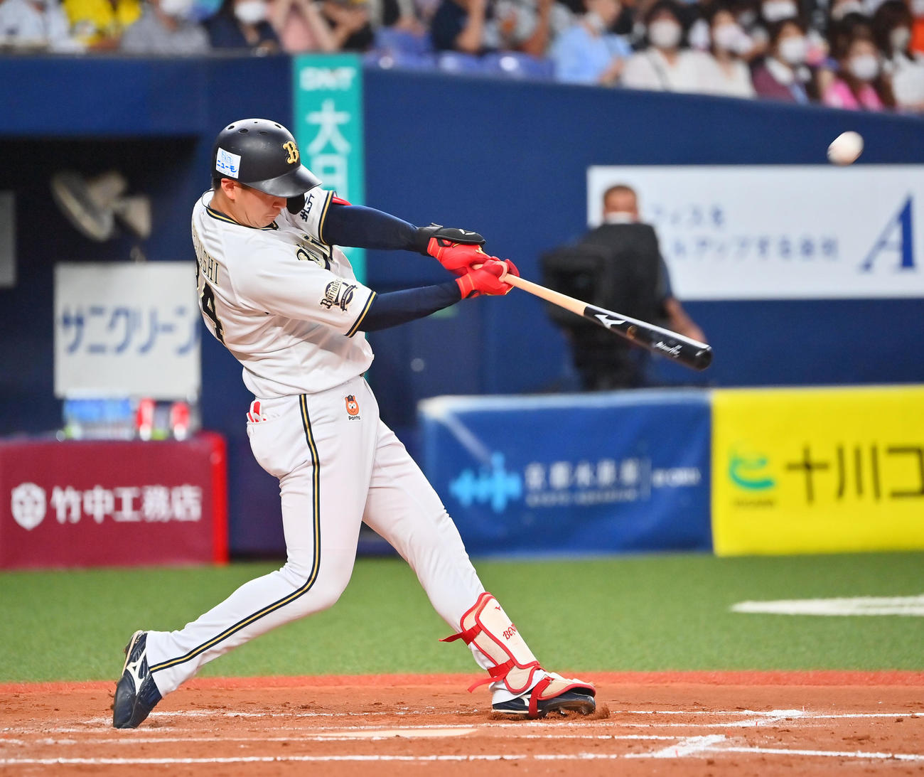 オリックス対ソフトバンク　7回裏オリックス無死、左越えに勝ち越し本塁打を放つ紅林（撮影・和賀正仁）