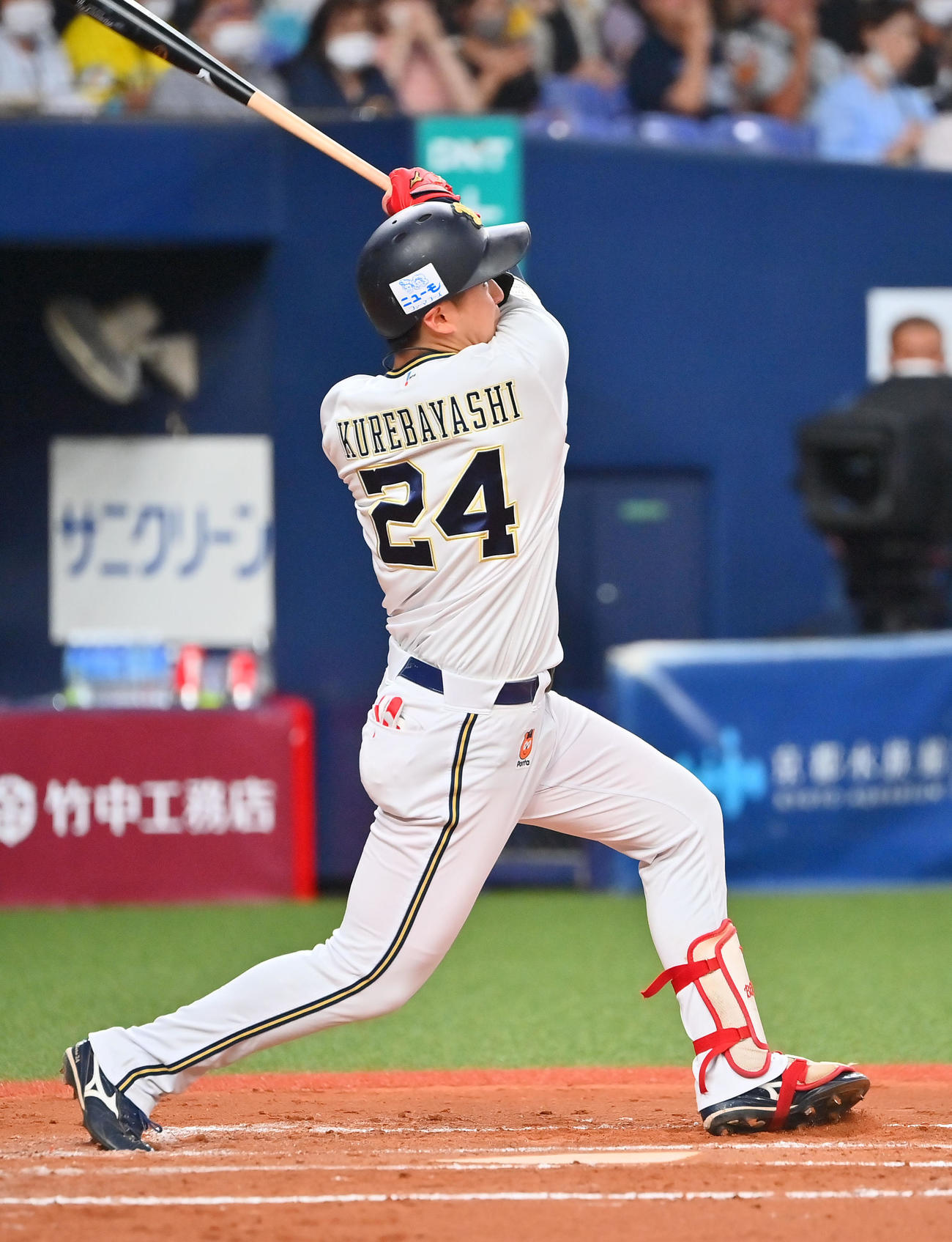 オリックス対ソフトバンク　7回裏オリックス無死、左越えに勝ち越し本塁打を放つ紅林（撮影・和賀正仁）