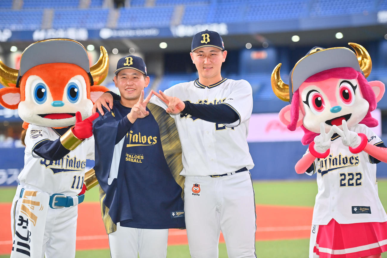 オリックス対ソフトバンク　ヒーローインタビュー後、宮城（左）と紅林は「W（笑）おう」ポーズを決める（撮影・和賀正仁）
