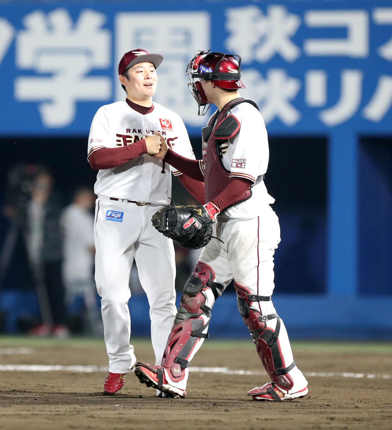 楽天対日本ハム　試合終了後、タッチを交わす楽天松井裕（左）と太田（撮影・佐藤翔太）