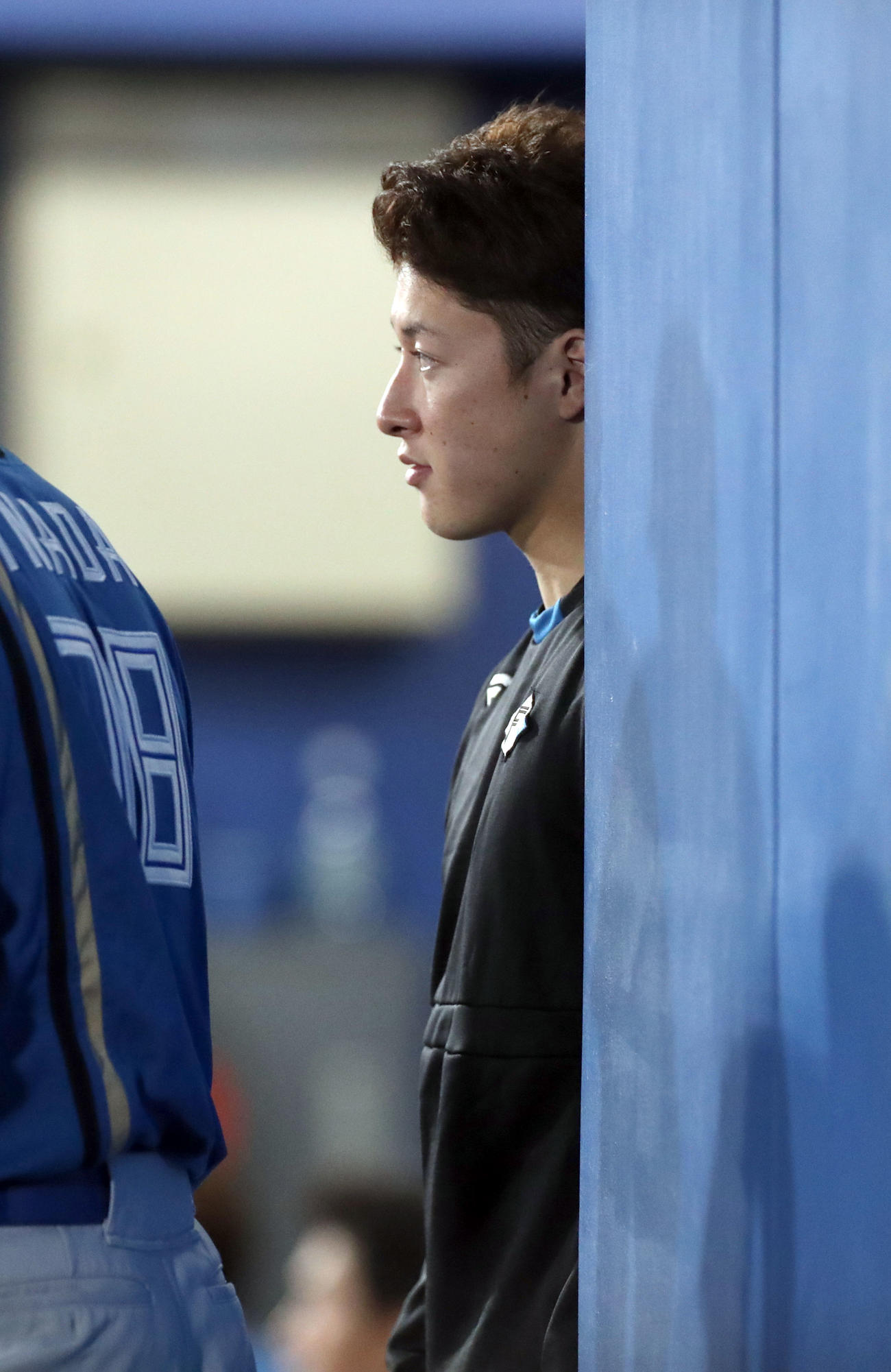 楽天対日本ハム　ベンチからグラウンドを見つめる日本ハム吉田（撮影・佐藤翔太）