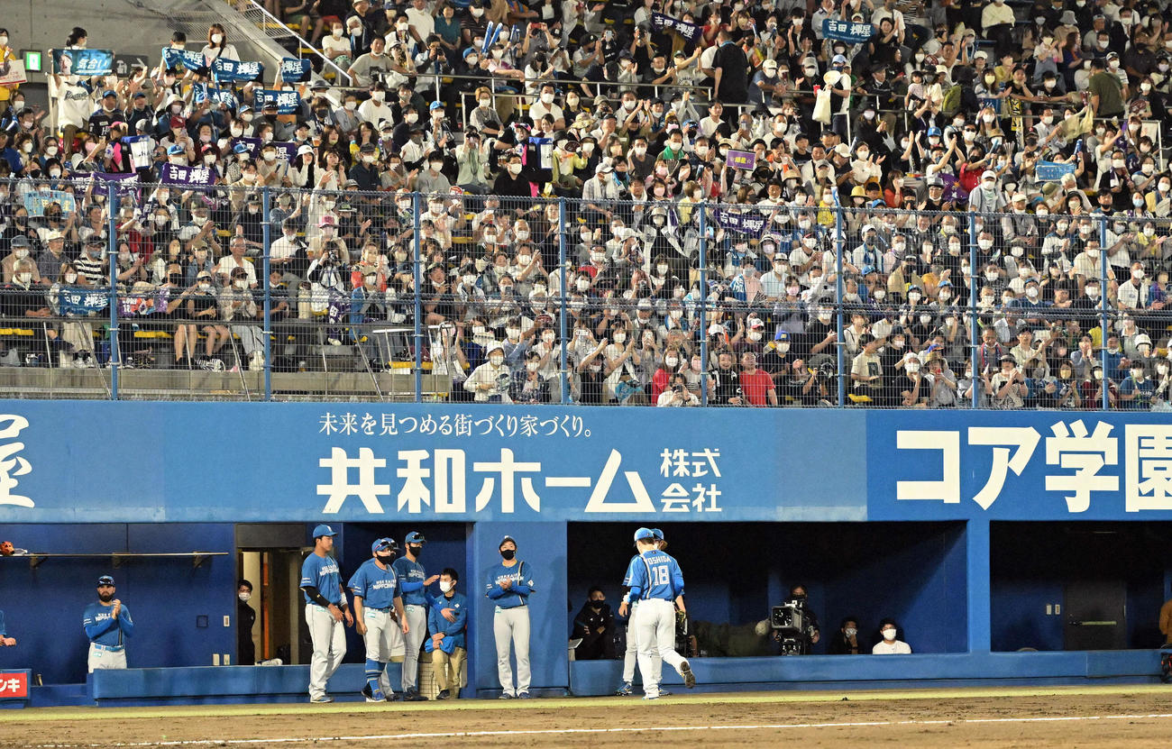 楽天対日本ハム　5回、交代を告げられベンチへ引き挙げる日本ハム先発の吉田輝星はファンから拍手を受ける（撮影・滝沢徹郎）